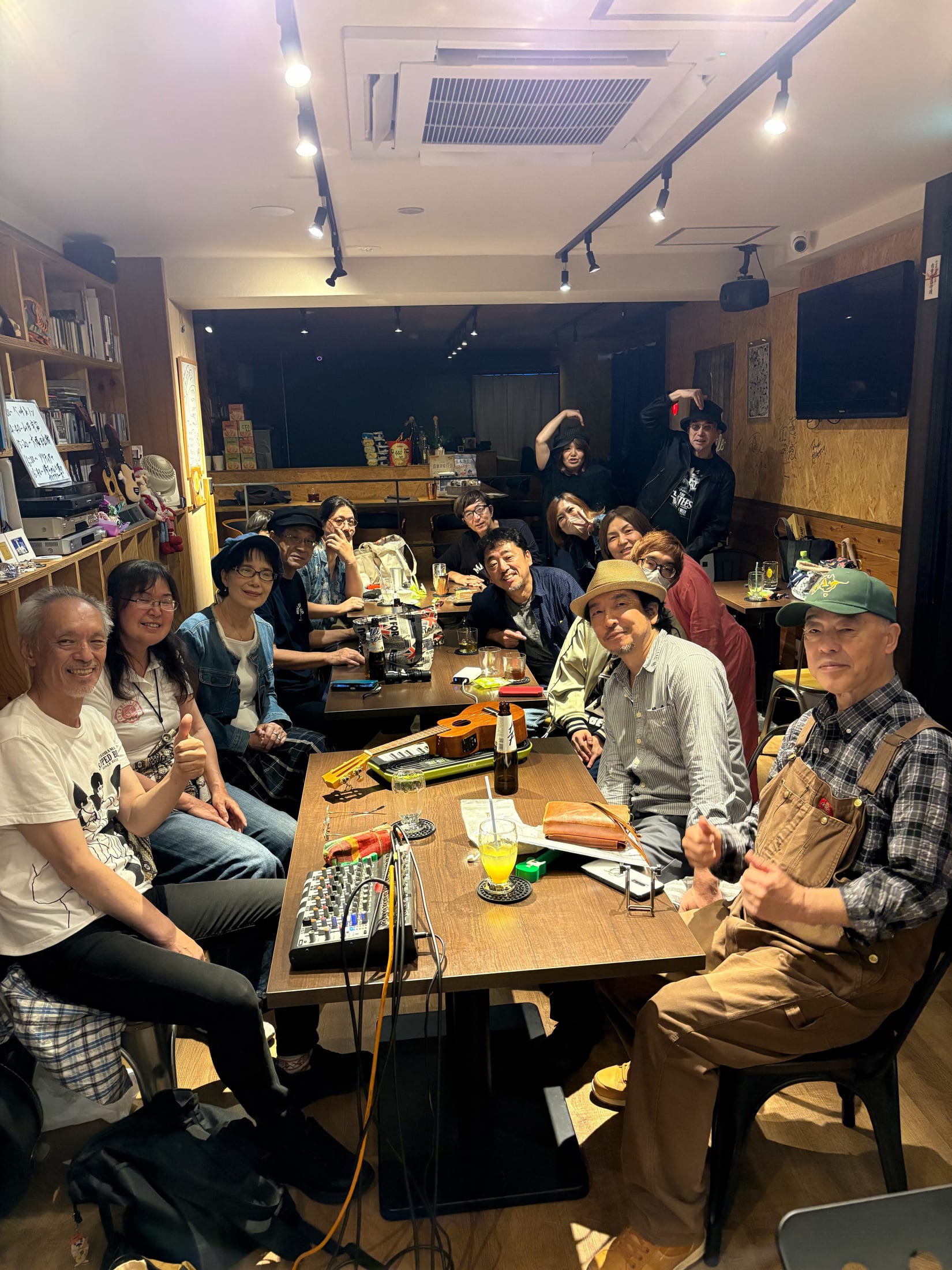イベント後、店内のテーブルを囲む人たち