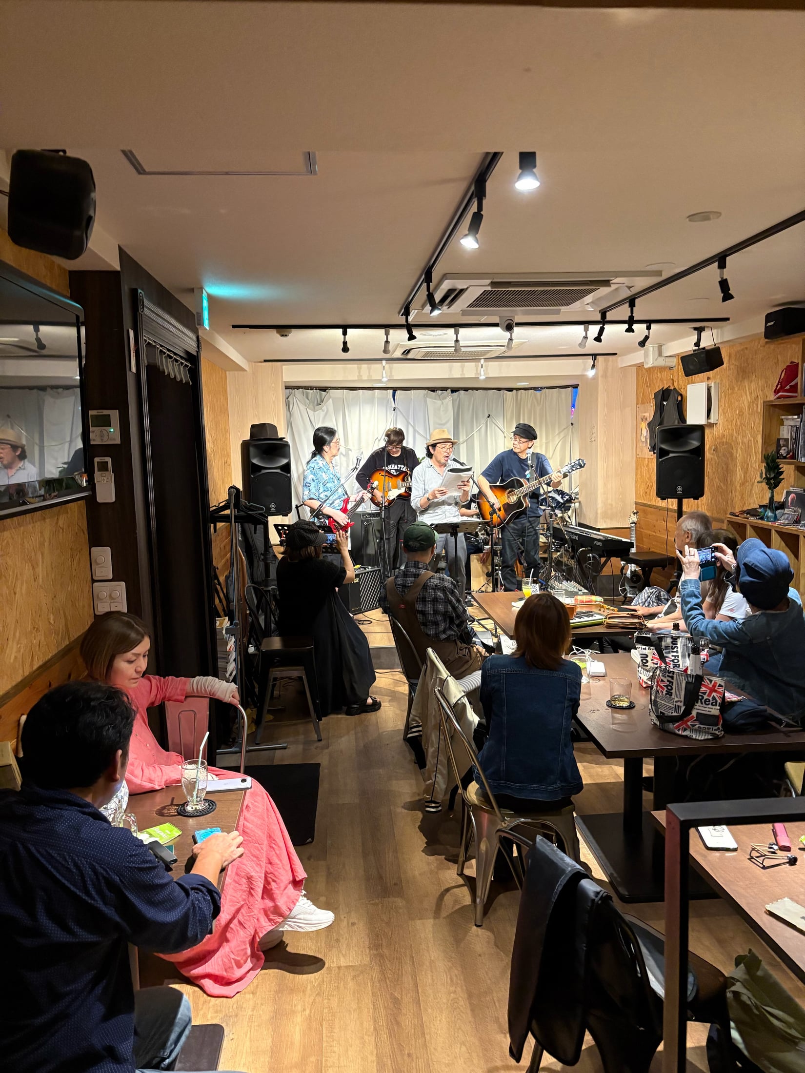 イベント時のMr.Earl店内全景。客席からステージまでが見える